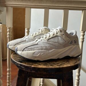 Yeezy 700 analog